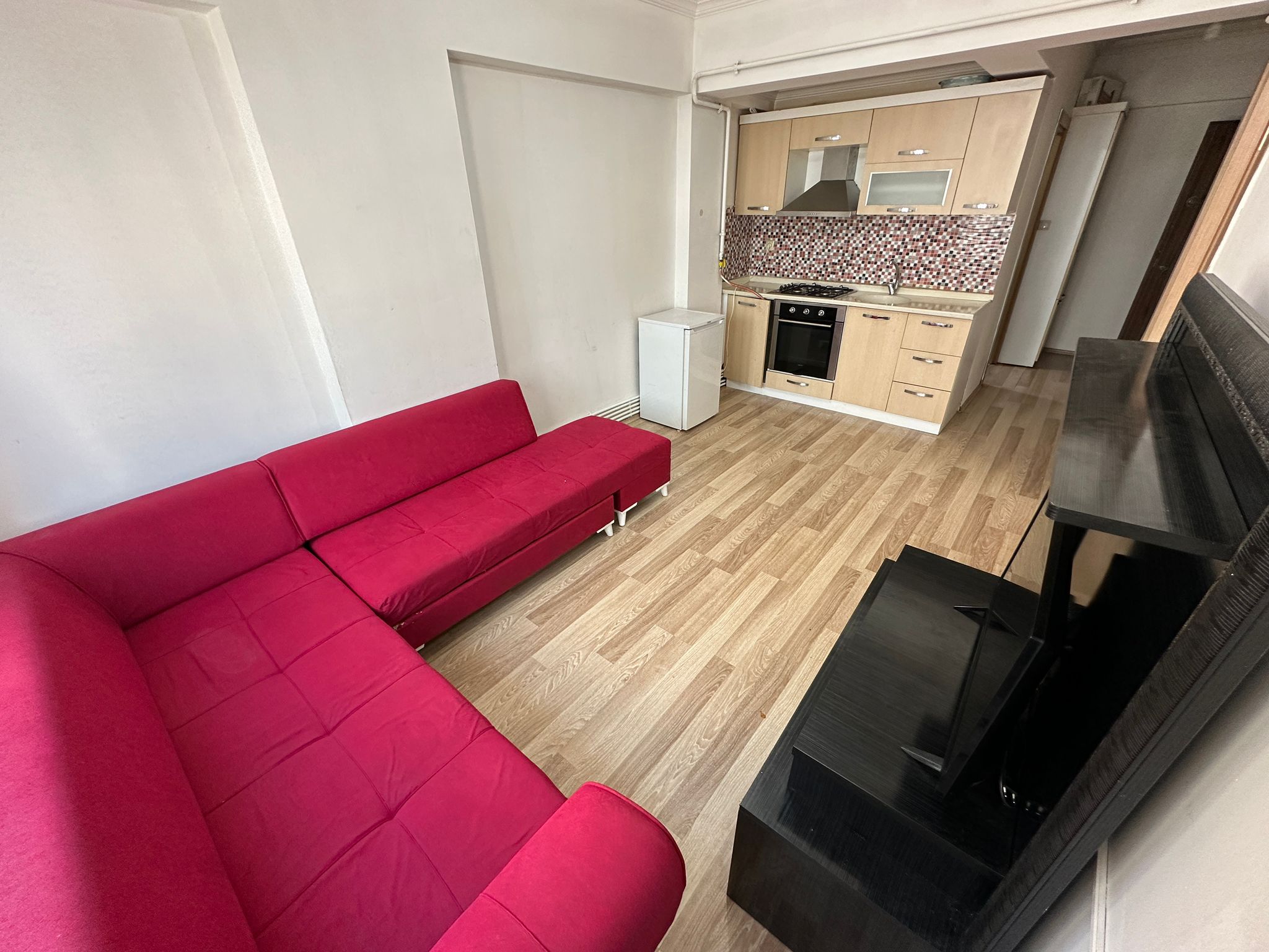 KAMPÜS EMLAK'TAN MERKEZİ KONUMDA 1+1 FIRSAT DAİRE