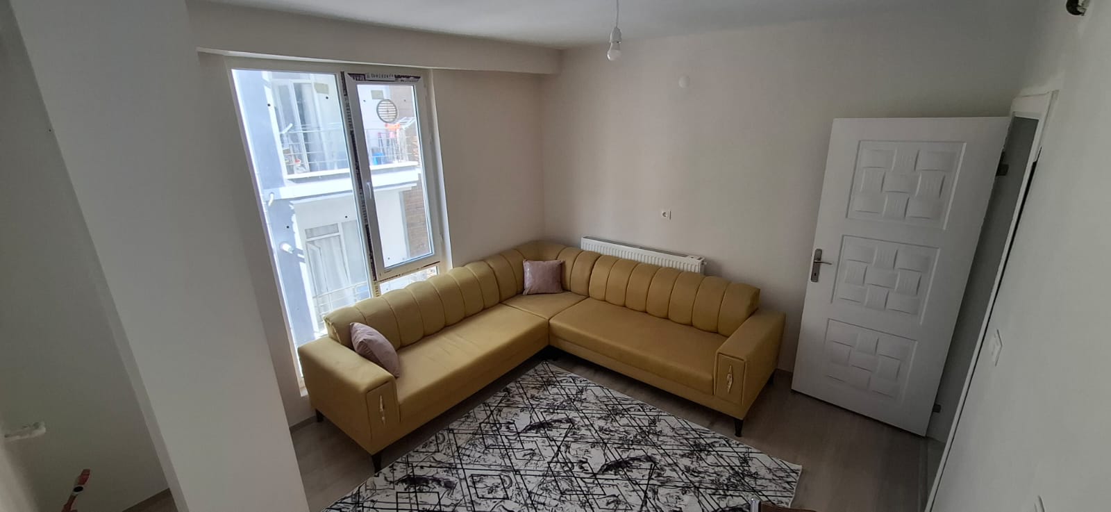 KAMPÜS EMLAK'TAN MERKEZİ KONUMDA BALKONLU 2+0 DAİRE
