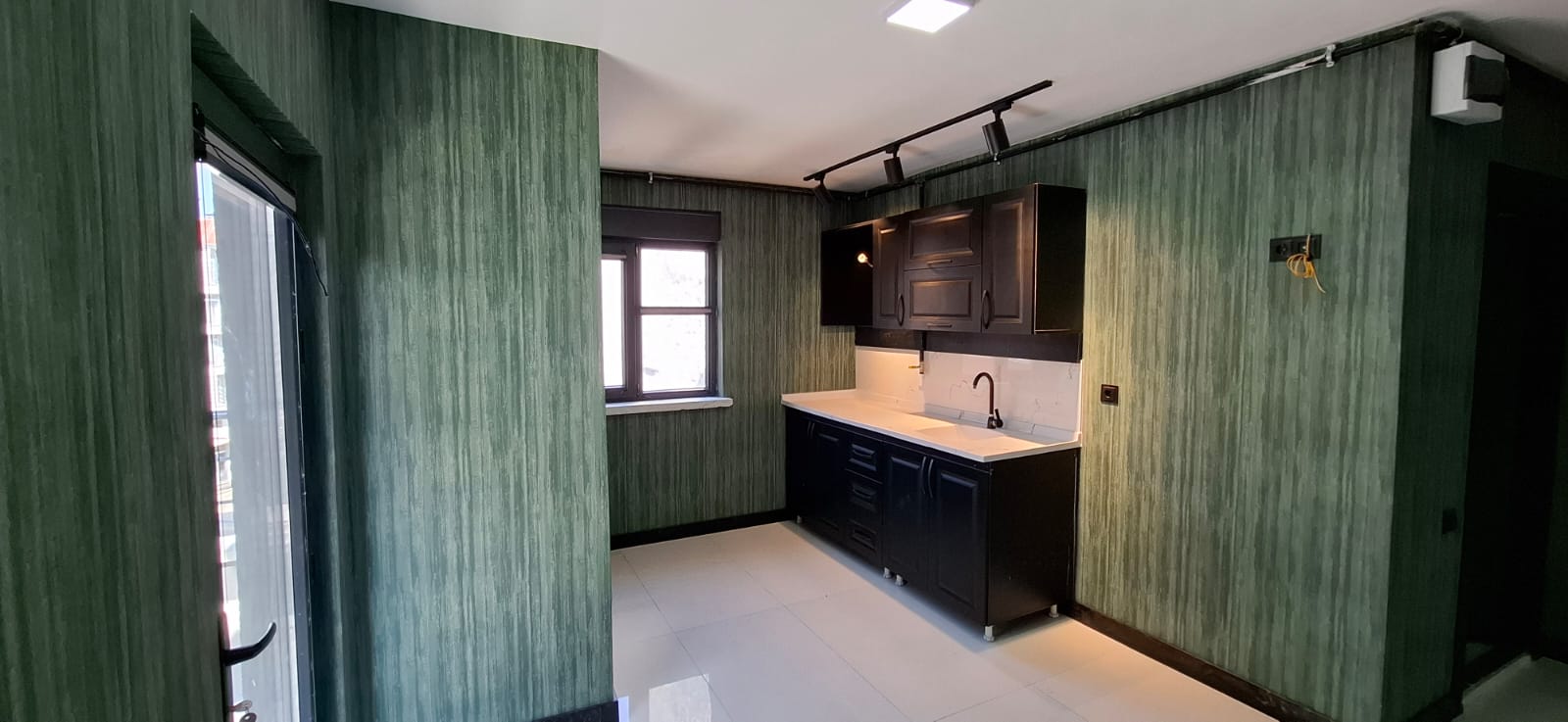 ERENLER'DE MERKEZİ KONUMDA BALKONLU SIFIR DAİRE