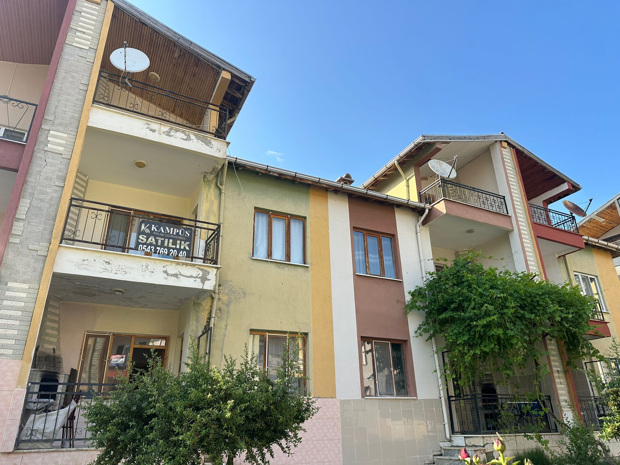 GAZLIGÖL'DE SİTE İÇERİSİNDE 6+1 SATILIK VİLLA