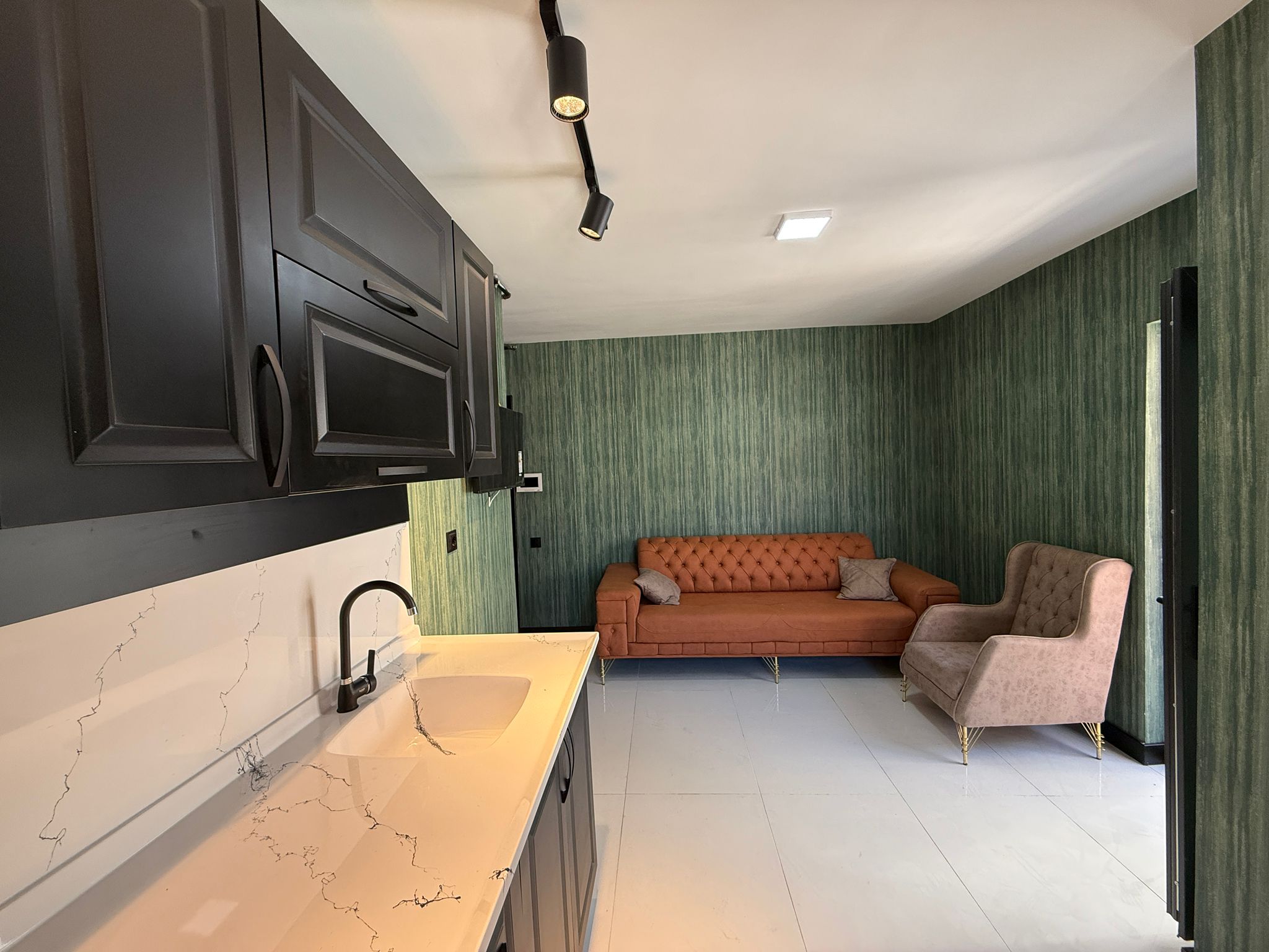 ERENLER'DE MERKEZİ KONUMDA SIFIR EŞYALI 1+1 FIRSA DAİRE