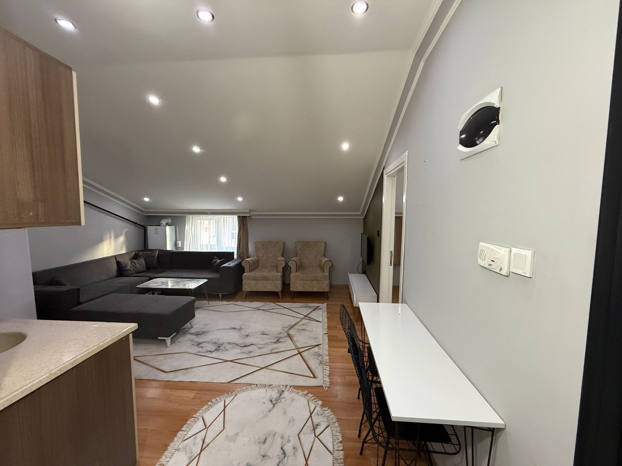 KAMPÜS EMLAK'TAN MERKEZİ KONUMDA 2+0 FIRSAT DAİRE